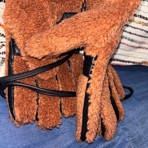 NWT! *UGG* | FLUFF GLOVES | L/XL | HARDWOOD - Picture 6 of 7